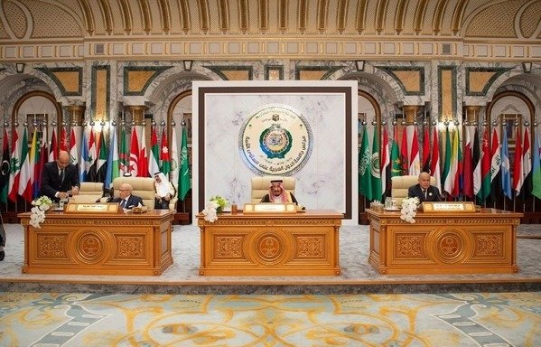 سلمان شاه عربستان سعودی درمراسم افتتاح در نشست اضطراری اتحادیه عرب که در شب پنج شنبه (30 مه) در مکه برگزار شد سخنرانی کرد. [عکس با کسب اجازه از خبرگزاری رسمی سعودی]