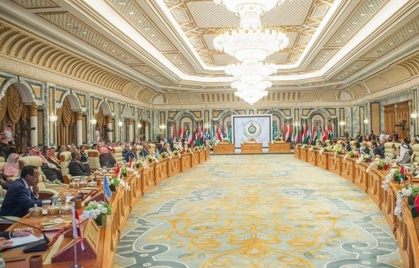 هیئتهایی از کشورهای عضو اتحادیه عرب در یک نشست اضطراری درروز پنج شنبه (30 مه) در مکه شرکت کردند. [عکس با کسب اجازه از خبرگزاری رسمی سعودی]