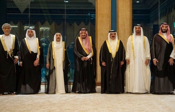 رهبران کشورهای عضو شورای همکاری خلیج در یک نشست اضطراری در مکه در روز پنج شنبه (30 مه) حاضر شدند. [عکس با کسب اجازه از خبرگزاری رسمی سعودی]