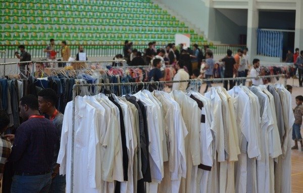 متطوعون في بنك الكسا الخيري يجمعون الملابس بعد تنظيفها وترتيبها خلال شهر رمضان، قبل توزيعها على العائلات الفقيرة مع حلول عيد الفطر. [حقوق الصورة لبنك الكسا الخيري]