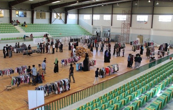 حملة لجمع الملابس في ساحة صنعاء نظمها بنك الكسا الخيري. [حقوق الصورة لبنك الكسا الخيري]