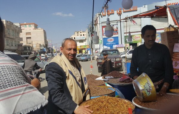 تباع المكسرات في أحد أسواق صنعاء استعدادا لعيد الفطر. [نبيل عبد الله التميمي/المشارق]