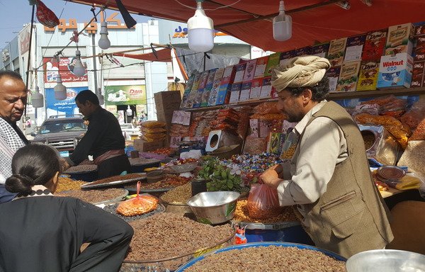 كشك في سوق صنعاء يبيع المكسرات قبيل حلول عيد الفطر. [نبيل عبد الله التميمي/المشارق]