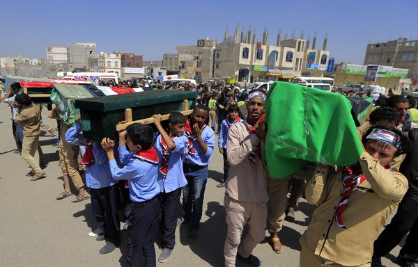 بچه های یمن به حمل تابوت دانش آموزان درخلال یک مراسم تدفین در روز 10 آوریل در صنعا کمک می کنند. حوثی ها برای کودکان کشته شده در انفجار روز 7 آوریل، که بابت آن ائتلاف عرب را نکوهش کردند، مراسم سوگواری بسیار بزرگی را برگزار کردند. دیده بان حقوق بشر پس از آن گفت که این گروه شبه نظامی تحت حمایت ایران مسئول این انفجار بوده است. [محمد حویص/خبرگزاری فرانسه]