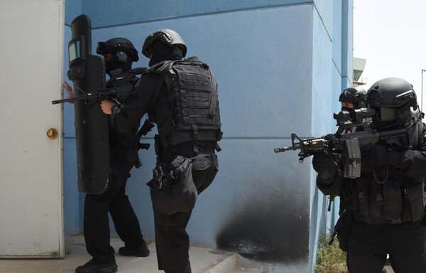 Kuwaiti Special Forces elements during the 'Al-Watan 1' training exercise held in co-operation with the US Army's Task Force Spartan in Kuwait City. [Photo courtesy of the Kuwaiti Ministry of Interior]