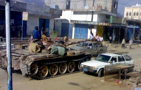 A Yemeni army tank is seen near the Mudiyah town in the southern Abyan province, on October 17th, 2010. Yemeni forces have increased their presence in the province after liberating it from al-Qaeda elements. [AFP PHOTO/STR]
