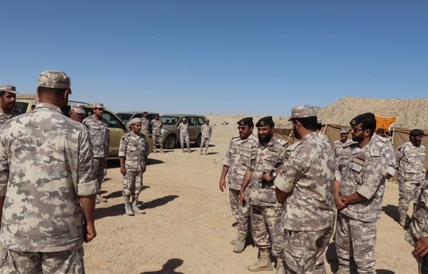 جنود قطريون خلال مناورة عسكرية. وكثفت الولايات المتحدة ودول مجلس التعاون الخليجي بما في ذلك قطر، جهودها للحفاظ على الأمن الإقليمي في وجه الخطر الإيراني، وذلك من خلال سلسلة من التدريبات العسكرية المشتركة. [حقوق الصورة لوزارة الدفاع القطرية]