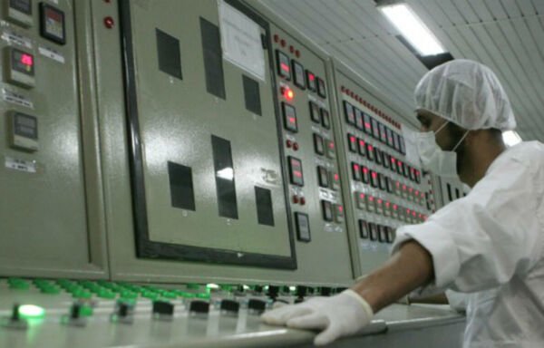 أخصائي يعمل في أحد مفاعلات تخصيب اليورانيوم في إيران. [الصورة متداولة على مواقع التواصل الاجتماعي]