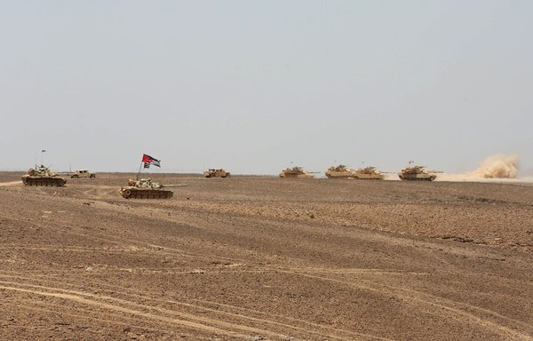 دبابات تتقدم بالقرب من مدينة معن الأردنية خلال المناورات العسكرية المشتركة لأسد المتأهب للعام 2017، في 17 أيار/مايو 2017. [خليل مزرعاوي/وكالة الصحافة الفرنسية]