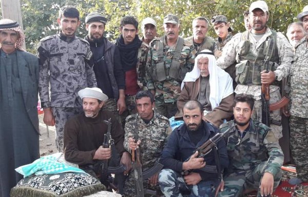 شبه نظامیان مرتبط با سپاه پاسداران انقلاب اسلامی در حومه البوکمال با همدستان غیرنظامی شان عکس می گیرند. [عکس منتشر شده در رسانه های اجتماعی]