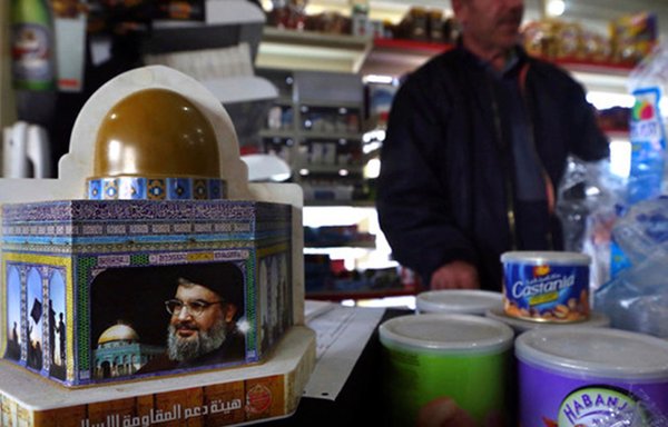 صندوق تبرعات لحزب الله في لبنان يجمع الأموال تحت مسمى "هيئة دعم المقاومة الإسلامية" التي تتبع مكتب المرشد الأعلى في بيروت. [الصورة متداولة على مواقع التواصل الاجتماعي]