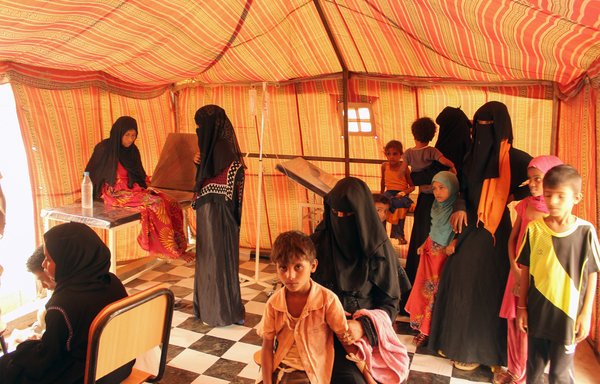 أطفال يمنيون نازحون يخضعون لفحص طبي في مخيم مؤقت بمحافظة حجة الشمالية في 14 تموز/يوليو. [عيسى أحمد/وكالة الصحافة الفرنسية]