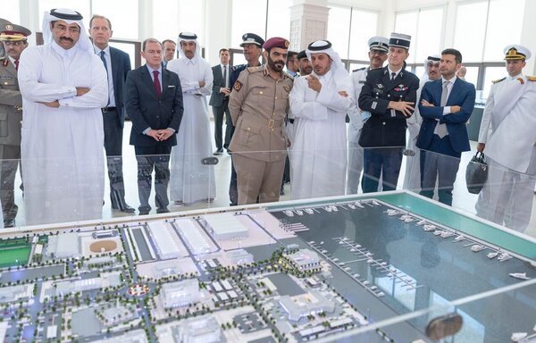 وفود وقيادات عسكرية محلية ودولية تستعرض مجسما لقاعدة الظعاين البحرية الجديدة في قطر خلال حفل افتتاحها في 14 تموز/يوليو. [حقوق الصورة لوزارة الداخلية القطرية]
