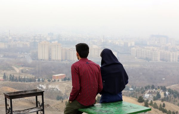 در این فایل تصویری که در 30 دسامبر 2015 منتشر شده است یک زوج ایرانی در آسمان شدیدا آلوده در غرب تهران به افق نگاه می کنند. «فرار مغزها» در ایران ظرف چهار دهه گذشته نشاندهنده واقعیت تلخی است که ایرانیان در کشور خود با آن روبرو می باشند. [عطا کناره/ خبرگزاری فرانسه]