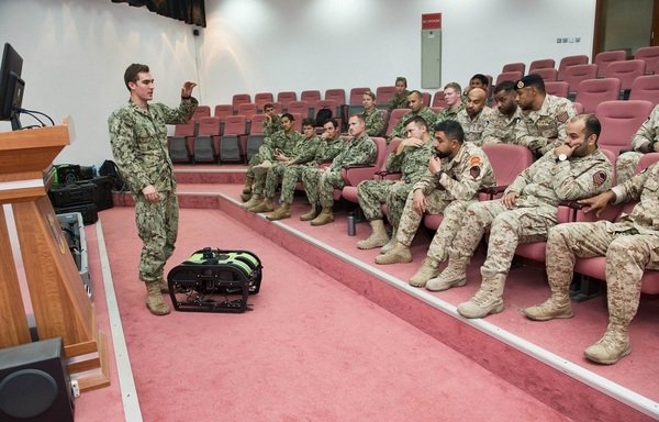 US forces and Kuwaiti soldiers are seen during a joint exercise on the removal of naval mines in January 2018. [Photo courtesy of the US Naval Forces Central Command]