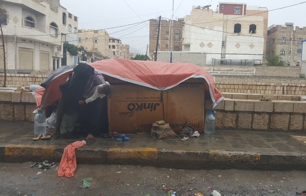 Displaced al-Hodeidah native Fatema Hassan told Al-Mashareq she has been camping out in a shelter made of cardboard in Sanaa because she could not find a better place to live. [Haitham Mohammed/Al-Mashareq]