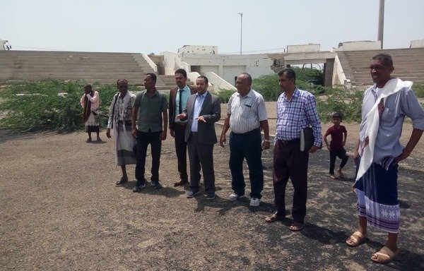 زار نائب وزير الشباب والرياضة صالح الفقيه يوم 28 تموز/يوليو منشآت رياضية في محافظة أبين كان تنظيم القاعدة قد دمرها. [حقوق الصورة لمكتب الشباب والرياضة في محافظة أبين]