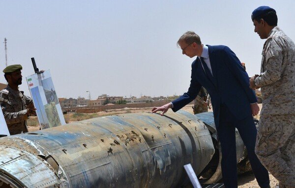 يتفقد الممثل الأميركي الخاص لإيران براين هوك، خلال زيارة أجراها بتاريخ 21 حزيران/يونيو لقاعدة عسكرية سعودية في الخرج، ما اعتبرها مسؤولون سعوديون صواريخ إيرانية الصنع أطلقها الحوثيون وطائرات مسيرة تم اعتراضها في أجواء المملكة، فضلا عن بقايا ʼصاروخ كروزʻ استهدف مطار أبها في 12 حزيران/يونيو. [فايز نورالدين/وكالة الصحافة الفرنسية]