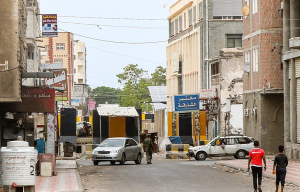 Pro-government forces man a checkpoint near the Maashiq Palace presidential headquarters in the port city of Aden on August 17th. [Nabil Hasan/AFP]