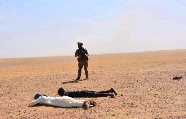 القبض على شخصين يشتبه بانتمائهما إلى داعش خلال عملية أمنية نفذها الفوج التكتيتي التابع لشرطة الأنبار في صحراء المحافظة، يوم 27 آب/أغسطس. [حقوق الصورة لمديرية شرطة الأنبار]