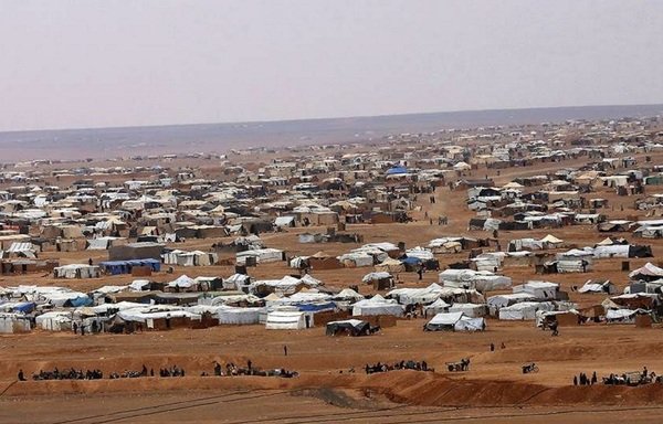 يقع مخيم الركبان على الحدود الجنوبية لسوريا مع الأردن ويضم آلاف اللاجئين السوريين الذين يواجهون فيه ظروفا معيشية مزرية. [حقوق الصورة لطارق النعيمي]