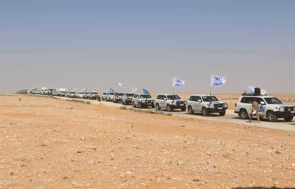 قافلة مشتركة من الأمم المتحدة والهلال الأحمر السوري زارت مؤخرا مخيم الركبان لإجراء مسح شامل لمن يرغب بالمغادرة إلى المناطق الخاضعة للنظام السوري. [حقوق الصورة لطارق النعيمي]