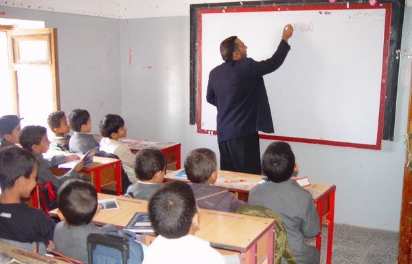 دمرت الحرب التي فرضها الحوثيون 80 في المائة من أبنية المدارس الواقعة في مناطق سيطرتهم باليمن. [هيثم محمد/المشارق]