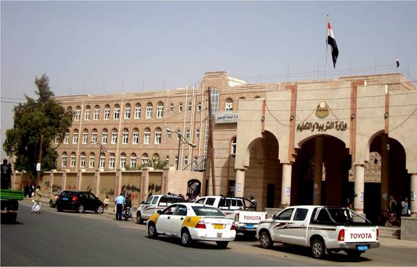 أطلق وزير التربية في صنعاء منتصف شهر آب/أغسطس حملة العودة إلى المدرسة بهدف ملء خزائن الميليشيا بالأموال المخصصة للمجهود الحربي، إضافة إلى تعزيز أجندتها الطائفية التي تخدم النظام الإيراني. [هيثم محمد/المشارق]