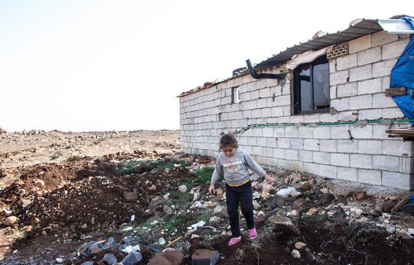 ساهم برنامج المأوى المجاني الذي وضعته جمعية إنقاذ الطفل في تحسين العلاقات بين اللاجئين السوريين والمجتمعات اللبنانية المضيفة". [حقوق الصور لجمعية إنقاذ الطفل]