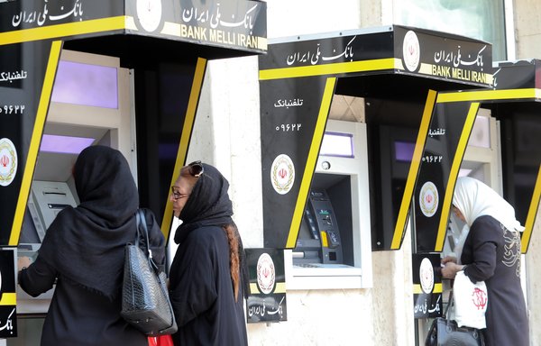زنان ایرانی از دستگاه های خود پرداز پول در روز 20 مه درتهران استفاده می کنند.[ عطا کناره/خبرگزاری فرانسه]