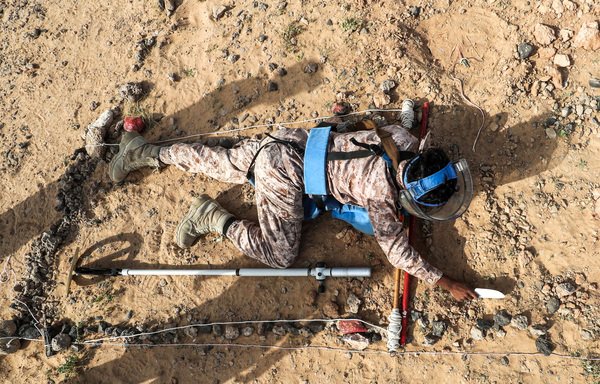 A picture taken August 8th, 2018 shows a Yemeni soldier attending a mine clearance and dismantling training along the coast north of the Hadramaut provincial capital of al-Mukalla. [Karim Sahib/AFP]