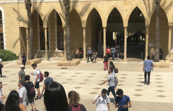 طلاب سوريون بين طلاب الجامعة الأميركية في بيروت. [نهاد طوباليان/المشارق]