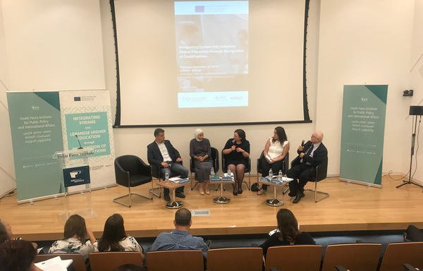 مشاركون في طاولة حوار يناقشون التحديات التي يواجهها الطلاب من اللاجئين السوريين في لبنان، خلال مؤتمر عقد في بيروت يوم 12 أيلول/سبتمبر. [نهاد طوباليان/المشارق]