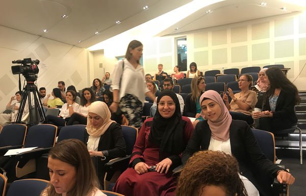 شكلت التحديات التي يواجهها الطلاب من اللاجئين السوريين في لبنان، محور مؤتمر عقد في 12 أيلول/سبتمبر تحت عنوان ʼدمج السوريين في التعليم العالي في لبنان من خلال الاعتراف بمؤهلاتهم الأكاديمية وتمكينهاʻ. [نهاد طوباليان/المشارق]