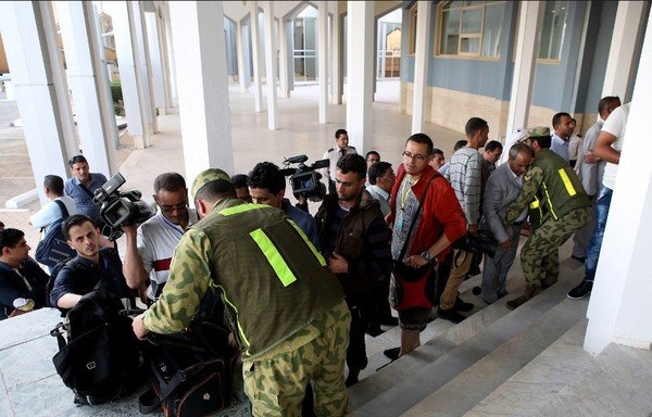 Yemeni journalists are checked by Kuwaiti security as they arrive at the Yemen peace talks media centre at Kuwait's information ministry in Kuwait city on April 22nd, 2016, to attend a press conference held by the UN secretary general special envoy for Yemen. [Yasser al-Zayyat/AFP]