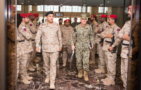 دریاسالار جیم مالوی، فرمانده فرماندهی مرکزی نیروهای دریایی ایالات متحده، در تاریخ ۲۹ سپتامبر به ریاض سفر كرد تا با دریاسالار فهد الغفیلی، فرمانده نیروی دریایی سلطنتی عربستان سعودی و جان ابی زید، سفیر ایالات متحده برای گفتگو و هماهنگی در زمینه پدافند دریایی دیدار كند. [عکس از روابط عمومی نیروهای دریایی سلطنتی عربستان سعودی]