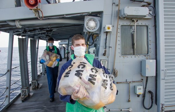 ضبطت القوات البريطانية والفرنسية التي تعمل معا ضمن القوات البحرية المشتركة، 170 كيلوغراما من المخدرات غير القانونية من مركب شراعي في بحر العرب يوم 11 تشرين الأول/أكتوبر. [حقوق الصورة للبحرية الملكية البريطانية]