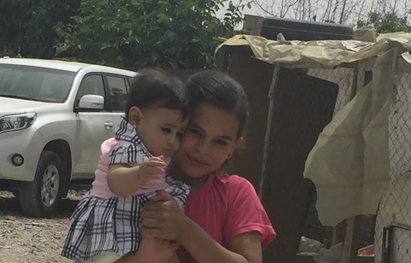 کودکان پناهجوی سوری، که در این عکس دیده می شوند، از زمان تولد در اردوگاههای لبنان زندگی کرده اند. از پناهجویان سوری در لبنان خواسته شده تا تولد کودکان خود را ثبت کنند چرا که این کاردر نهایت موجب تسهیل گرفتن شهروندی و مزایای سوری برای آنها می شود.[ نهاد طوبایان/المشارق]