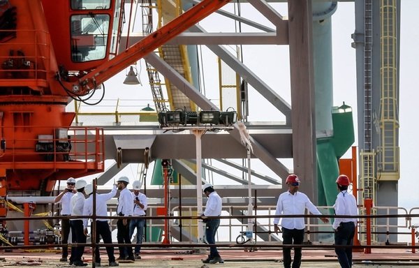 Iranian workers are seen at an oil platform in the South Pars field Iran shares with Qatar. [Photo courtesy of Mehr News]