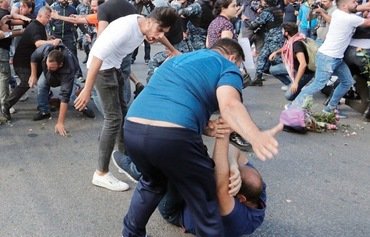 Hizbullah supporters attack peaceful protesters in Beirut