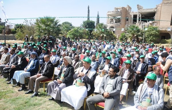 يعم الاستياء في المناطق التي يسيطر عليها الحوثيون جراء ابتزاز الميلشيا للسكان لتمويل احتفالات ضخمة، كتلك التي تبدو في هذه الصورة، بمناسبة عيد المولد النبوي. [حقوق الصورة لفؤاد الحرازي]