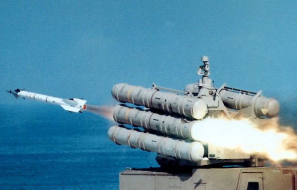 القوات السعودية تطلق صاروخا من منصة لإطلاق الصواريخ الدفاعية زودتها بها الولايات المتحدة. [حقوق الصورة للقوات المسلحة السعودية]