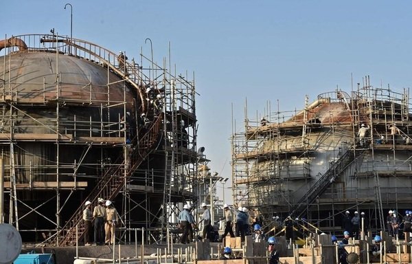 عمال يعملون على ترميم إحدى منشآت أرامكو السعودية بعد تعرضها لهجوم في 14 أيلول/سبتمبر الماضي. [الصورة من وكالة مهر للأنباء]