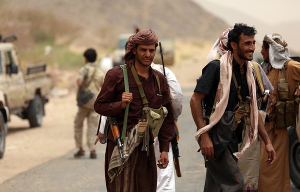 Yemeni tribesmen from the pro-government Popular Resistance Committees take a break during the battle against Houthis on June 30th, 2017 in Sirwah, west of Marib city. [Abdullah al-Qadry/AFP]
