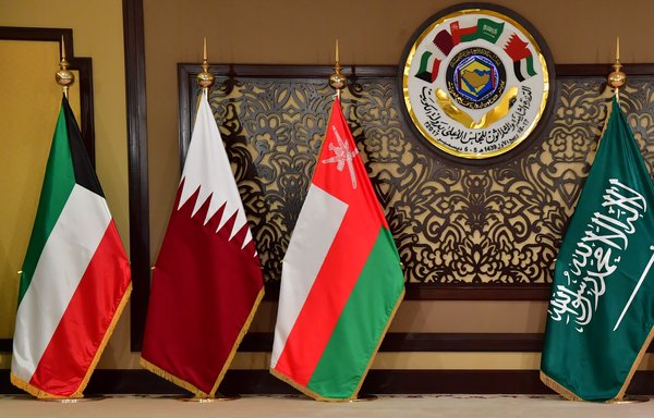 أعلام الدول المشاركة في قمة مجلس التعاون الخليجي التي عقدت في كانون الأول/ديسمبر 2017، تعرض في قصر بيان في مدينة الكويت. [جيوسيبي كاكاسي/وكالة الصحافة الفرنسية]