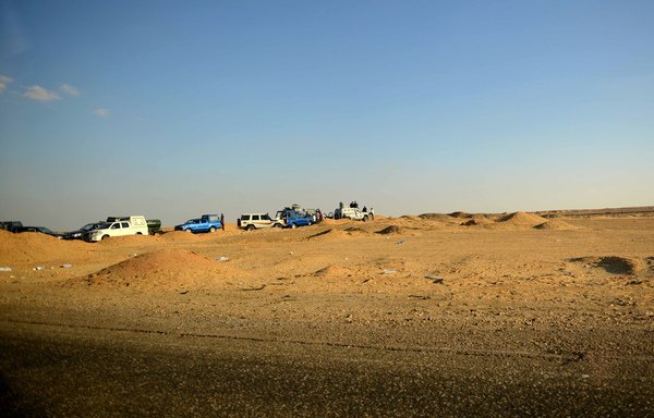 یک عکس گرفته شده درروز 21 اکتبر 2017 وسایل نقلیه و نفربرهای زرهی نیروهای مصری را نشان میدهد که در جاه بیابانی منتهی به واحه بحریه در بیابان غربی مصر را متوقف شده است درنزدیک محل یک حمله که براثر آن 16 پلیس کشته شدند. [محمد الشهداد/خبرگزاری فرانسه]