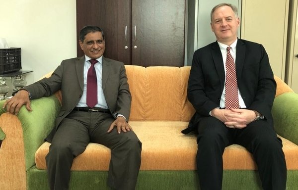 US ambassador to Yemen Christopher Henzel (R) met with Hadramaut governor Maj. Gen. Faraj Salmeen al-Bahsani in the provincial capital of al-Mukalla on November 18th. [Photo courtesy of Hadramaut Province media office]