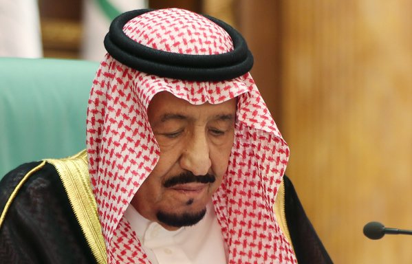 ملک سلمان بن عبدالعزیز، پادشاه عربستان سعودی، در جلسه افتتاحیه اجلاس 57 عضو سازمان همکاری اسلامی در مکه در تاریخ 1 ژوئن سخنرانی می کند. [بندر الدندانی/ خبرگزاری فرانسه]