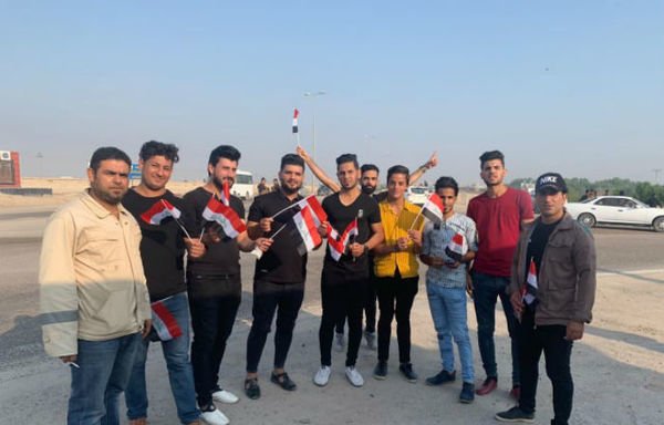 یک جوان عراقی در گردهمایی اعتراضی در بصره، استانی در جنوب عراق شرکت می کنند. [دیارنا]