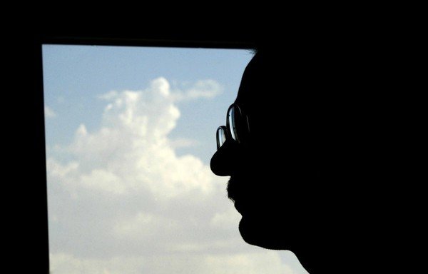 هاشم آقاجری، استاد دانشگاه و یک ناراضی ایرانی كه در پی محکومیت اولیه به مرگ به جرم ارتداد، دو سال زندانی شد، در گفت و گو با خبرگزاری فرانسه در دفتر خود در تهران در اول ژوئن 2005 دیده می شود. [بهروز مهری / خبرگزاری فرانسه]